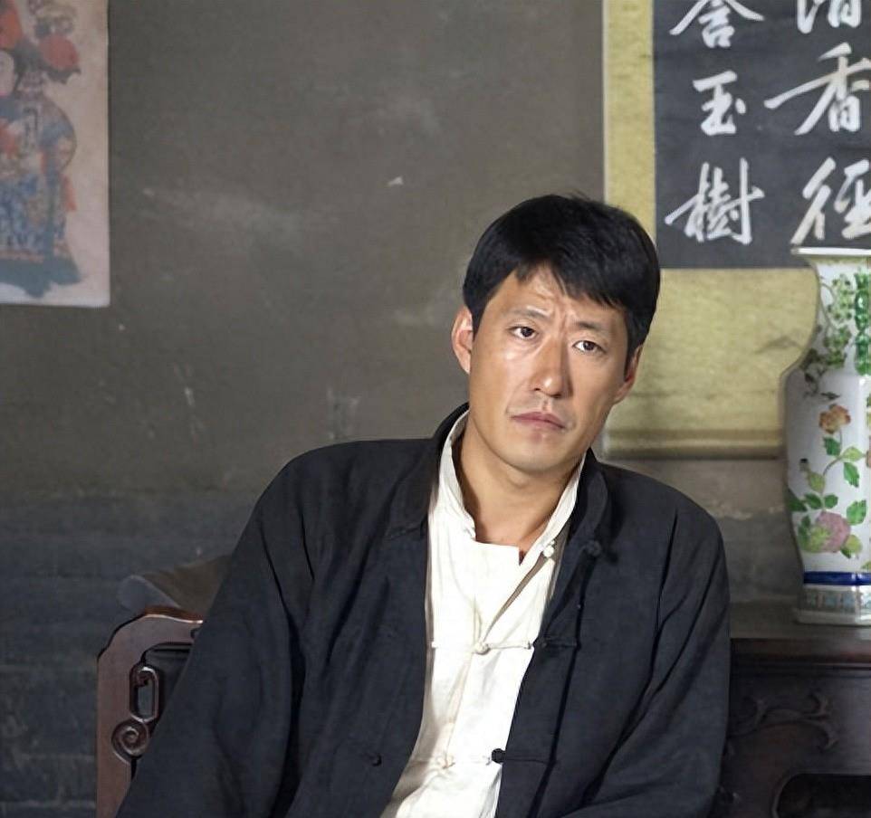 于震夫妇回山东祖宅,站房顶热舞被围观,夫妻生活幸福令人羡慕_演艺_伯