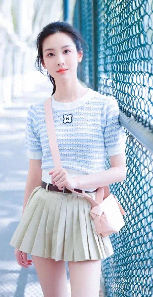 陈都灵3套穿搭变换无穷,紫色v领礼服美翻天,肤白貌美大长腿_风格_感觉