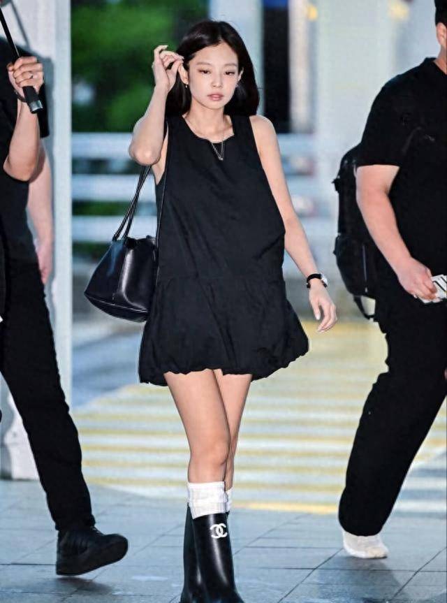 在jennie韩媒的镜头下,不加美颜滤镜,"真实腿型"一目了然_线条_鞋子