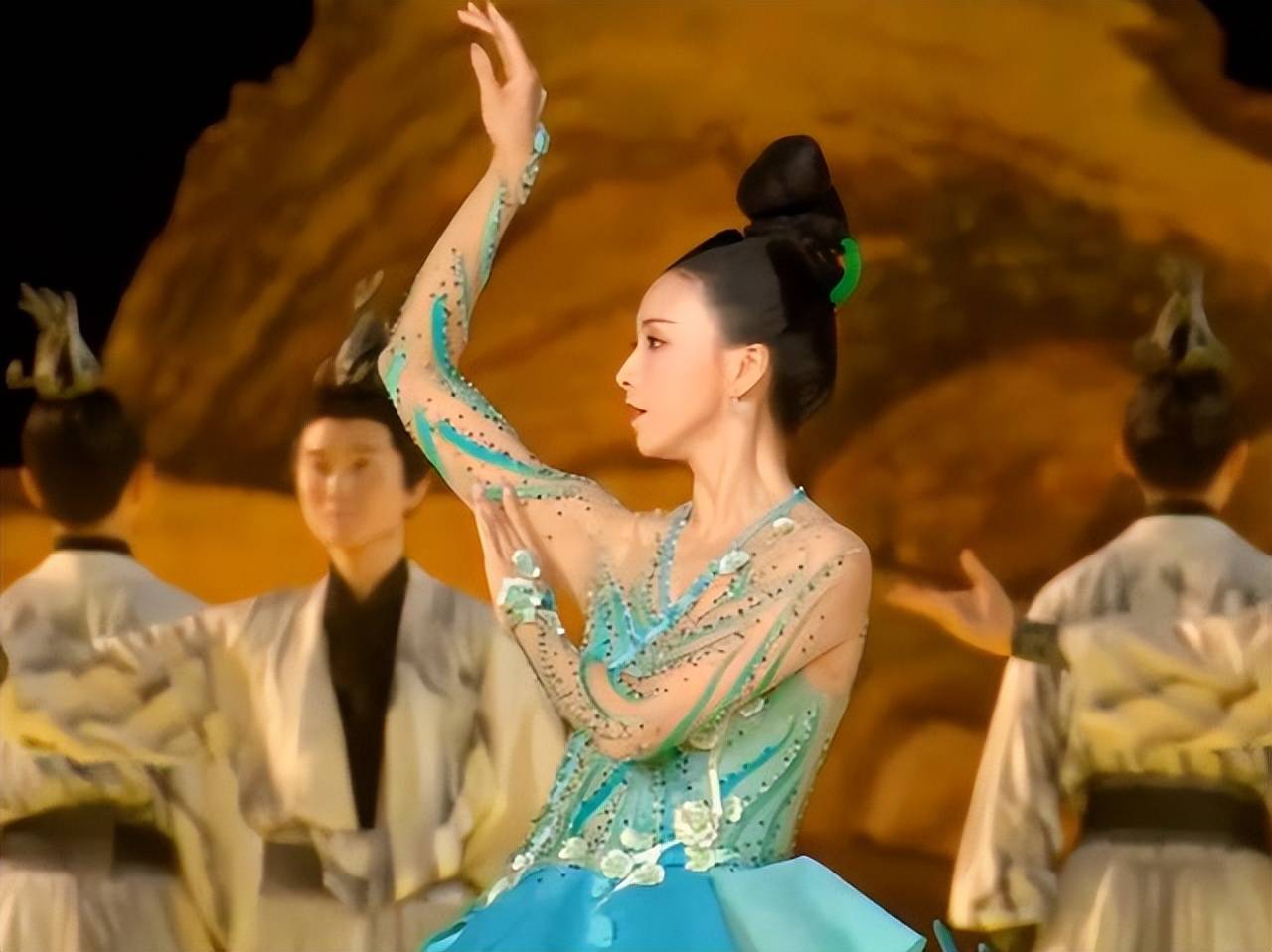 亚运开幕式李倩美出圈,穿100多斤青绿山水裙跳舞是什么感觉？