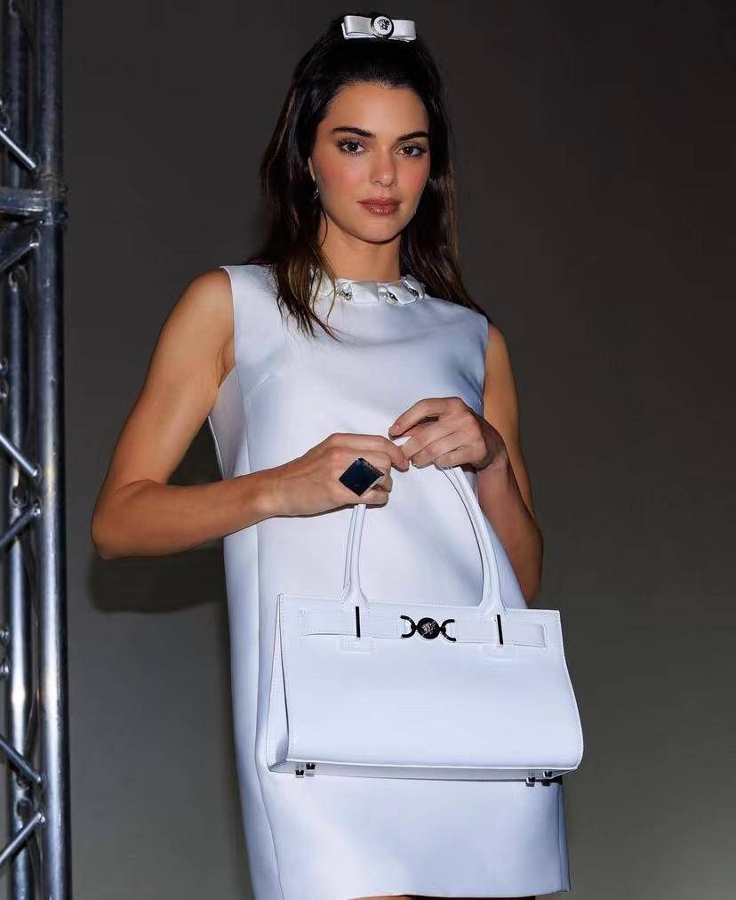 穿白裙秀极品长腿,笑容太甜,继续开发新男友_德文·布克_照片_乳白色