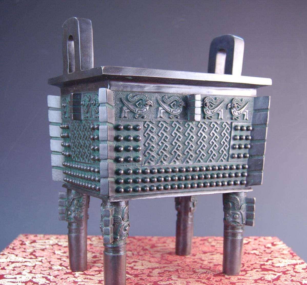 这件青铜鼎特别小巧,却很受人欢迎,以它为原型的工艺品不计其数