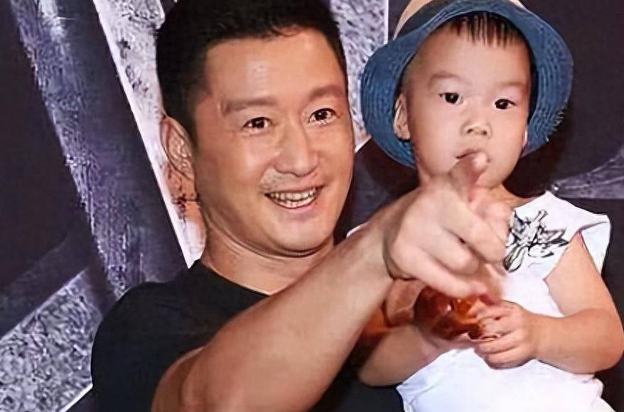 吴京孩子叫无所谓,靳东孩子叫靳小爷,但都败给了冯绍峰儿子名字_人们