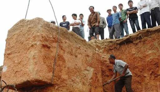 洛阳大雨冲出关羽"头颅"墓:躯干躺在悬棺之中,专家一头雾水_村民_泥沙