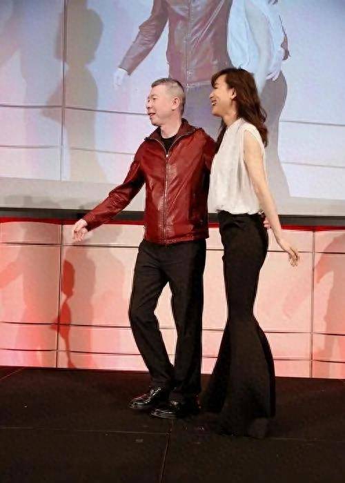 尽管冯小刚的妻子徐帆大方地没有与他争论,但张静初还是发脾气了.