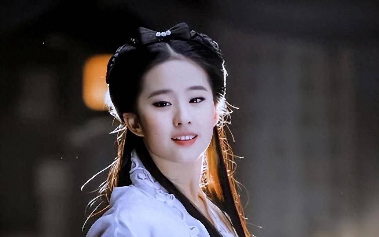 刘亦菲不穿内衣引发网友热议,身材被指像大妈,网友呼唤神仙姐姐_明星