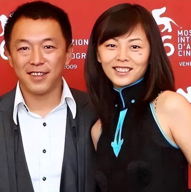 黄渤携妻子参加家宴,基因强大全家共用一张脸,满墙茅台惹人眼_宴会