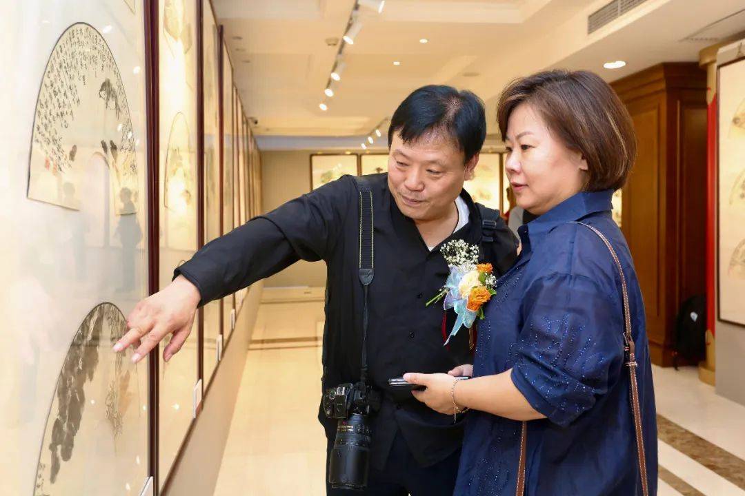 "素羽摇风"天津湖社艺术家扇面作品展举行 200余件作品亮相_画会_李澜