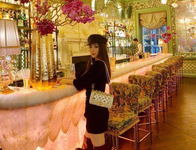 天王嫂方媛晒健身照,大秀沙漏身材不输超模好时尚,32岁依旧少女_穿着