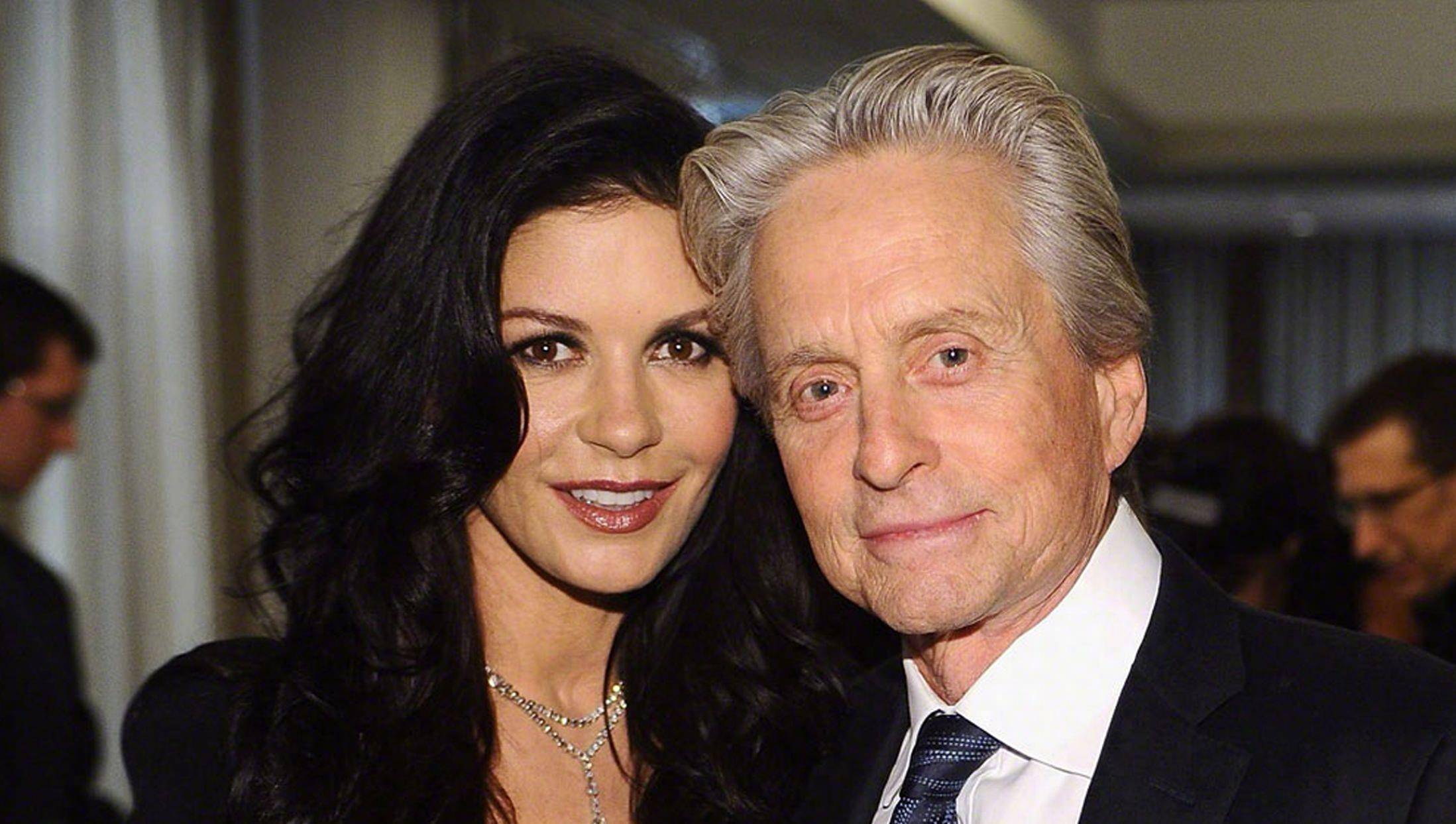 儿子的五官很像她,女儿没她年轻时漂亮_道格拉斯_卡梅伦_丈夫