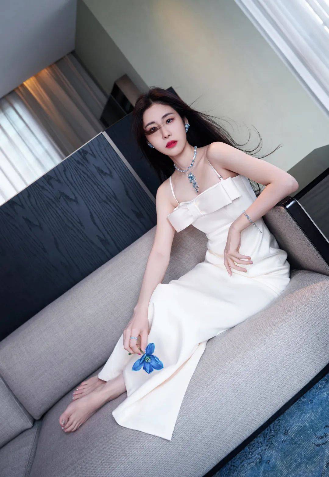 【张碧晨写真美图】一袭白色抹胸长裙,优雅柔美,闪耀施华洛世奇_活动