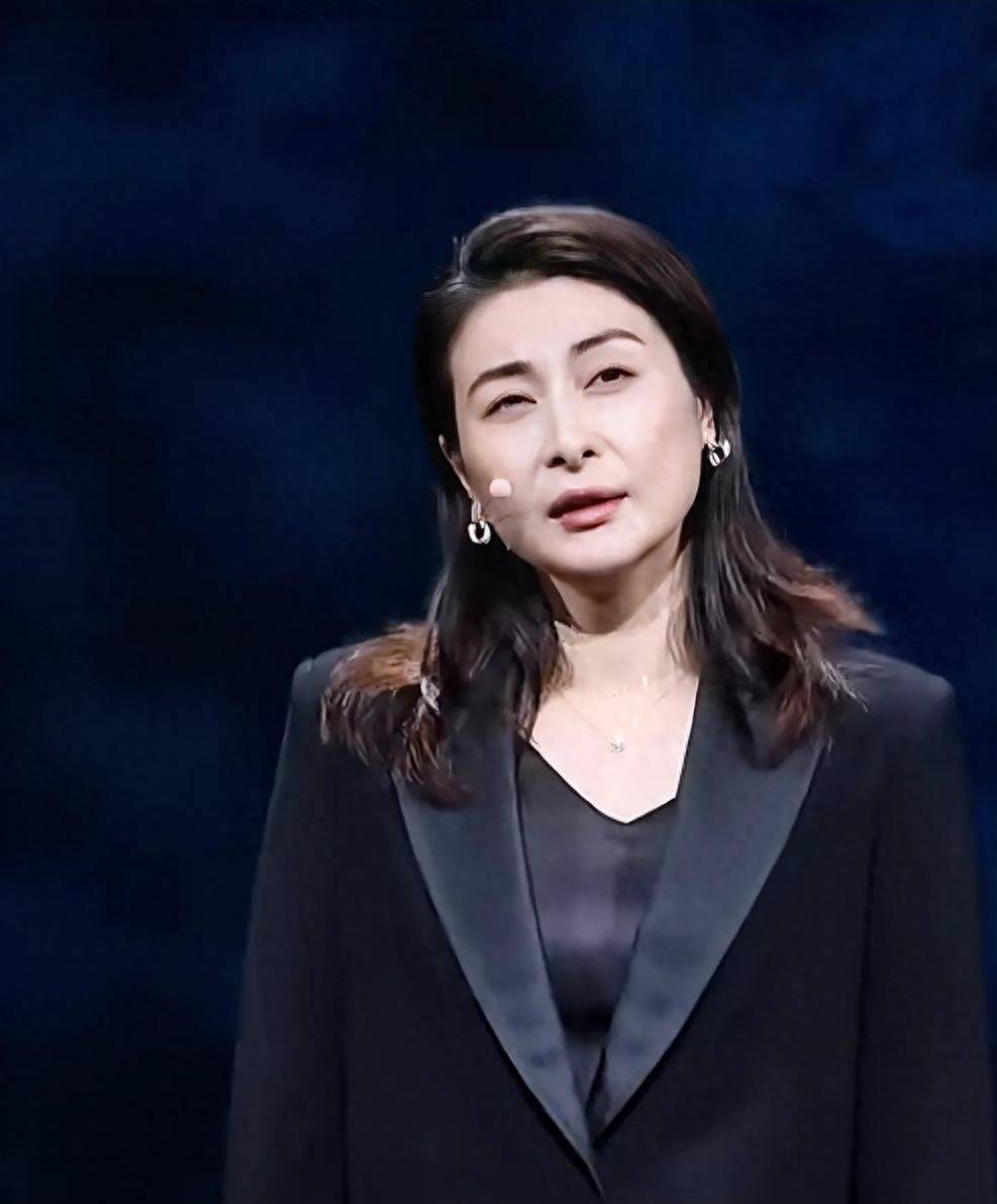 郭晶晶活动现场罕失误,穿西装难掩发福身材,面容憔悴气场却强大_衣服