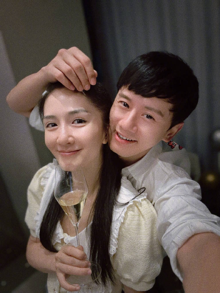 张杰晒合照庆祝丝婚,夫妻俩高调撒糖超甜,谢娜举香槟露幸福笑容_女儿