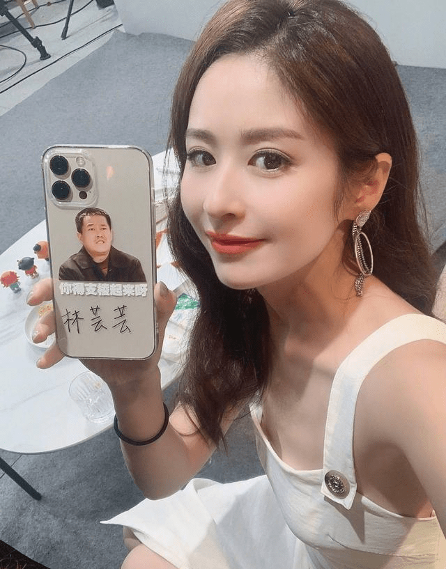 颖儿带3岁女儿现身医院,近况为复出疯狂漂亮,身边不见老公陪伴_付辛博