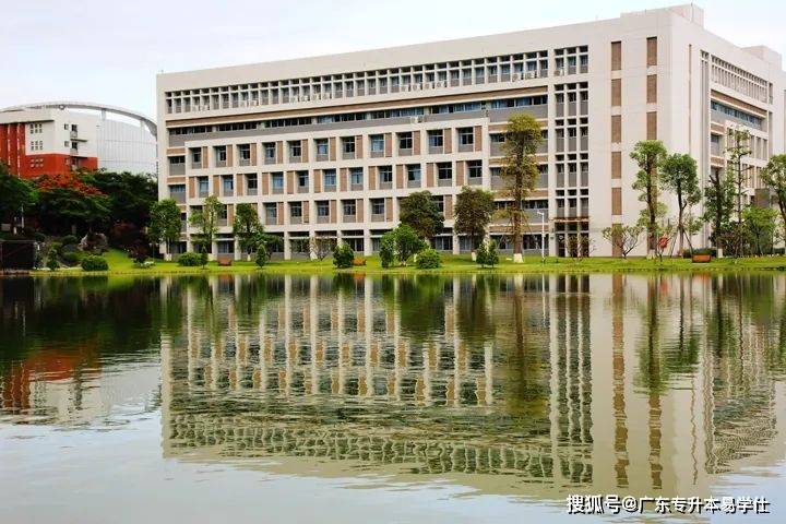 1975年更名为肇庆地区五·七师范学院,1977年更名为肇庆师范专科学校