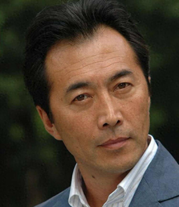 演员郑晓宁:49岁再婚娶娇妻,50岁当爸爸,不敢认老努力赚钱_电视剧