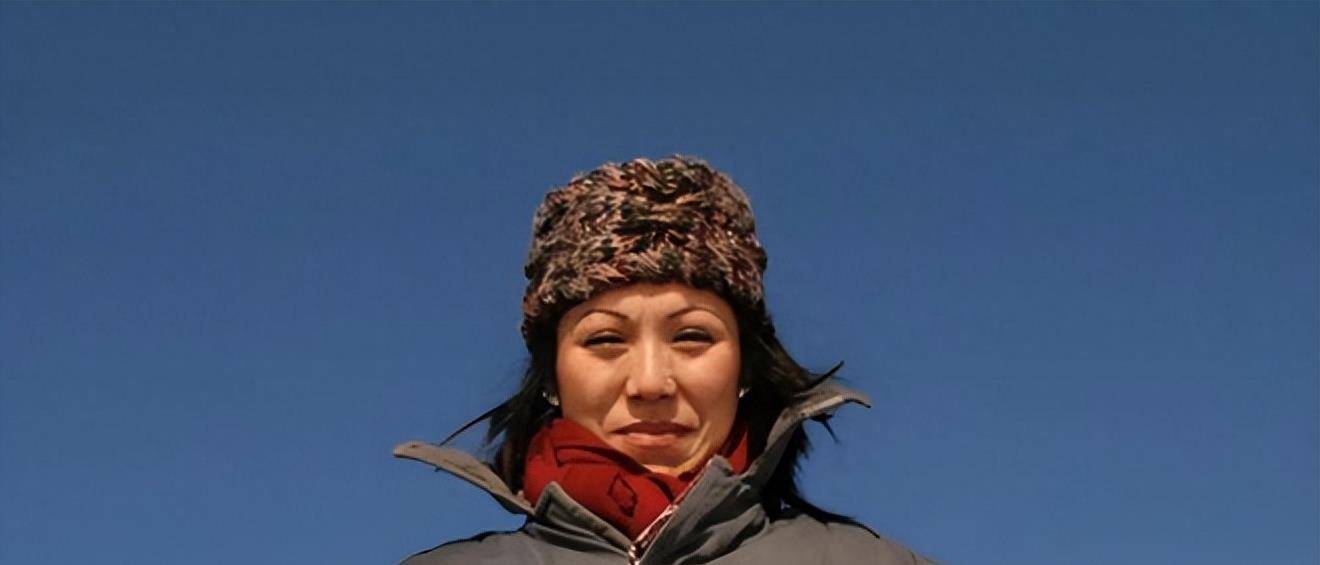 17岁被性侵,34岁成老鸨,49岁嫁名导,她凭什么一手烂牌打成王炸_唐彩凤