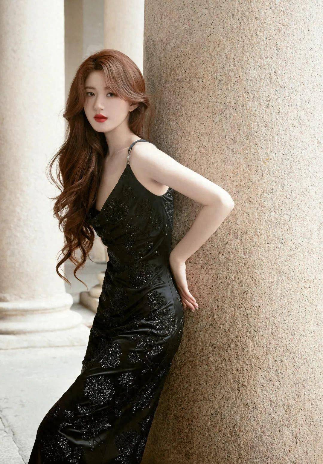 赵露思性感写真拍摄,黑色丝袜裙,明艳靓丽,惊艳米兰时装周_裙子_时尚