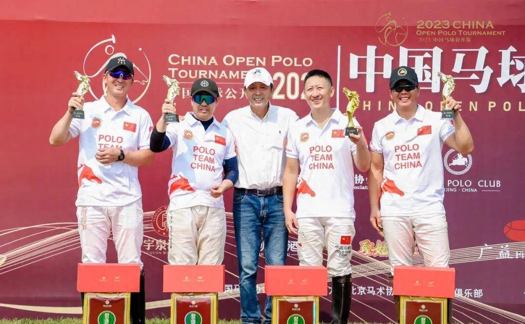 安平县副县长张娜女士(中)为亚军快鱼队颁奖由中国马术协会主办的2023