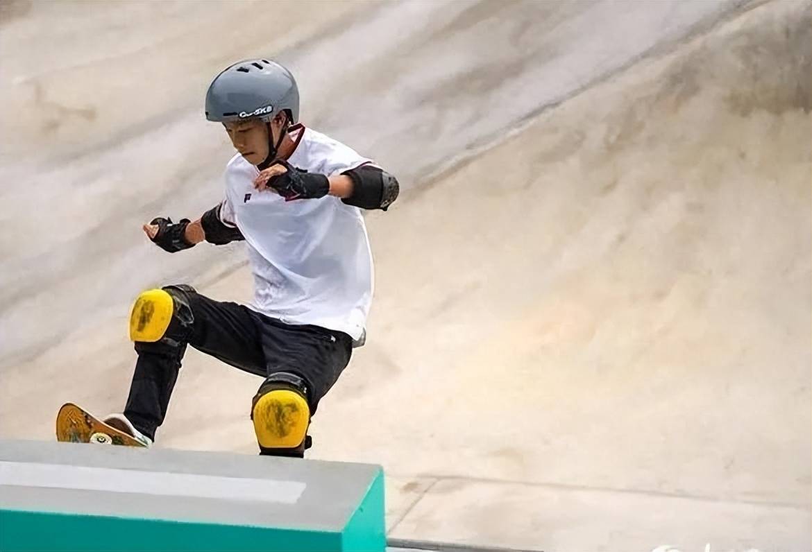 因为这是中国队在滑板项目世界大赛中的首枚金牌