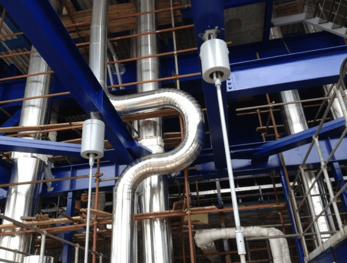 具体来说,蒸汽从锅炉中产生,经过管道输送到伴热管道,通过散热片将