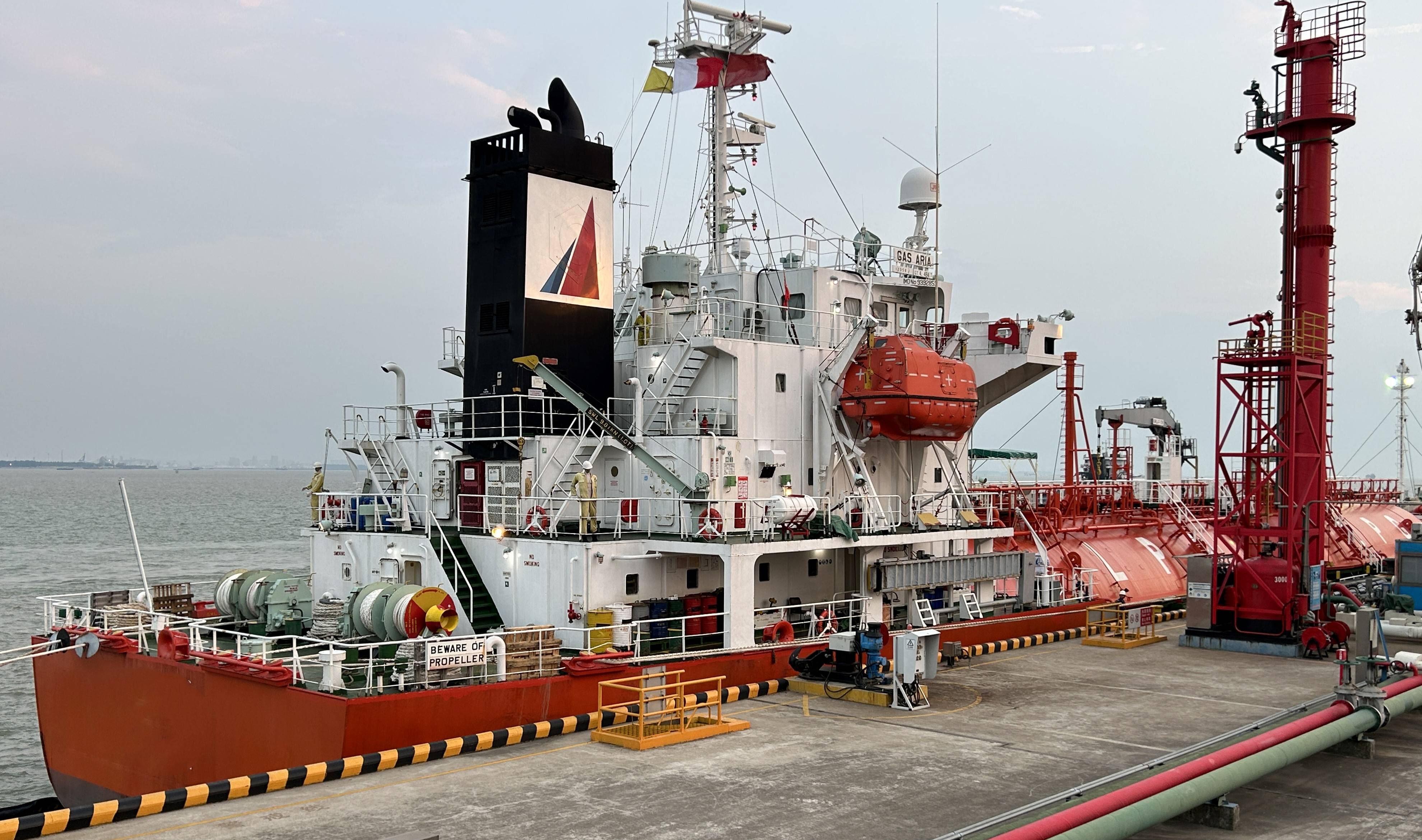 江阴中远海运物流协同靖江外代完成靖江港首船混合碳四进口任务_船舶