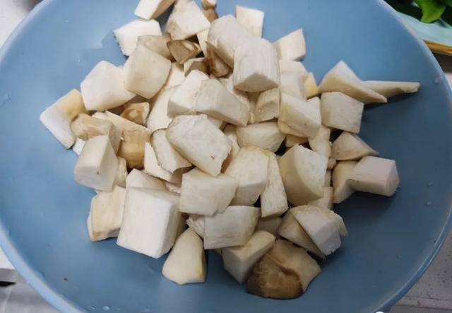 杏鲍菇是一种高嘌呤食物,有痛风的患者,如果吃了话,容易引起问题加重