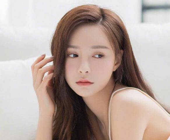 31岁沈梦辰爱上公主裙,秀出香肩锁骨加长腿,又是一枚小公主_线条_设计