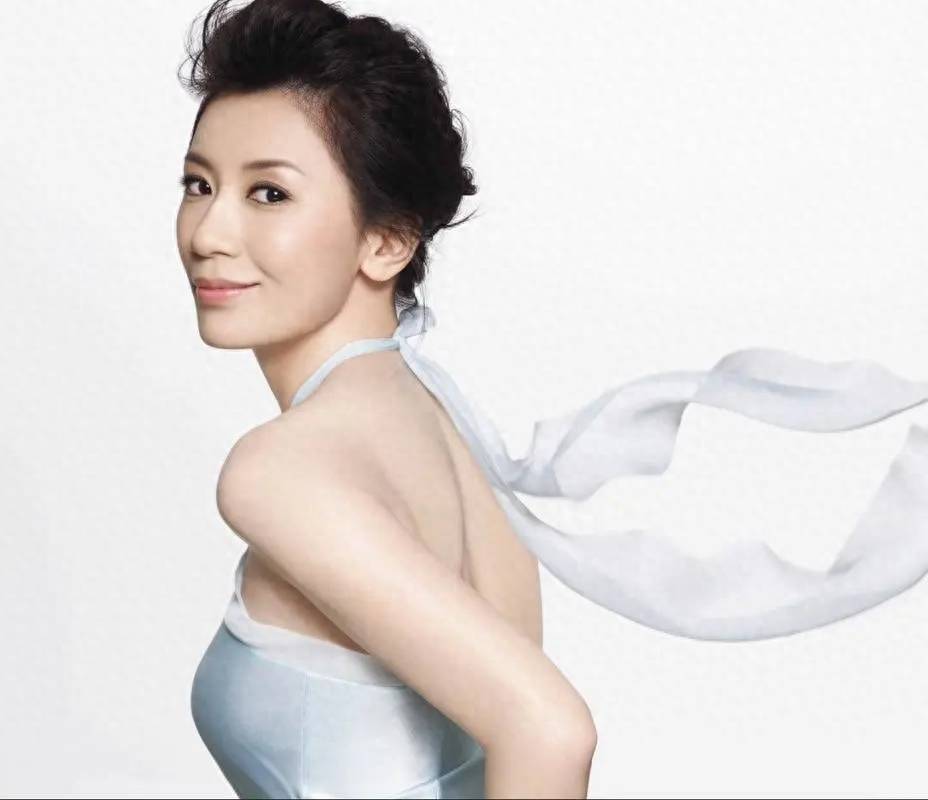 5位"老牛吃嫩草"的女星,个个有颜有钱,偏偏对小鲜肉爱不释手_钟丽缇