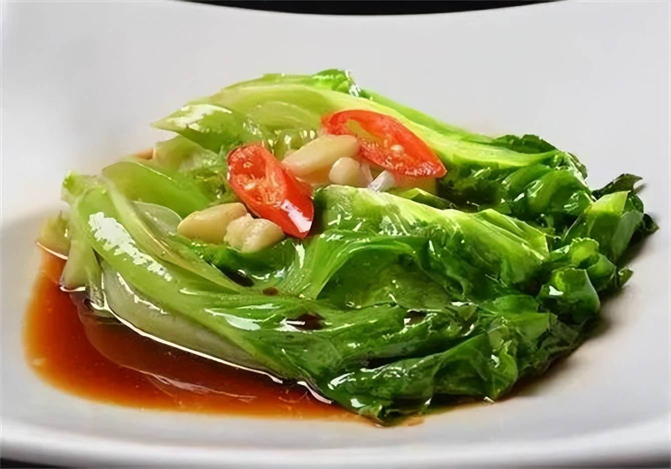 蒜蓉生菜的3种家常做法,颜色翠绿不发黑,蒜香浓郁,口感脆爽_香气_美食