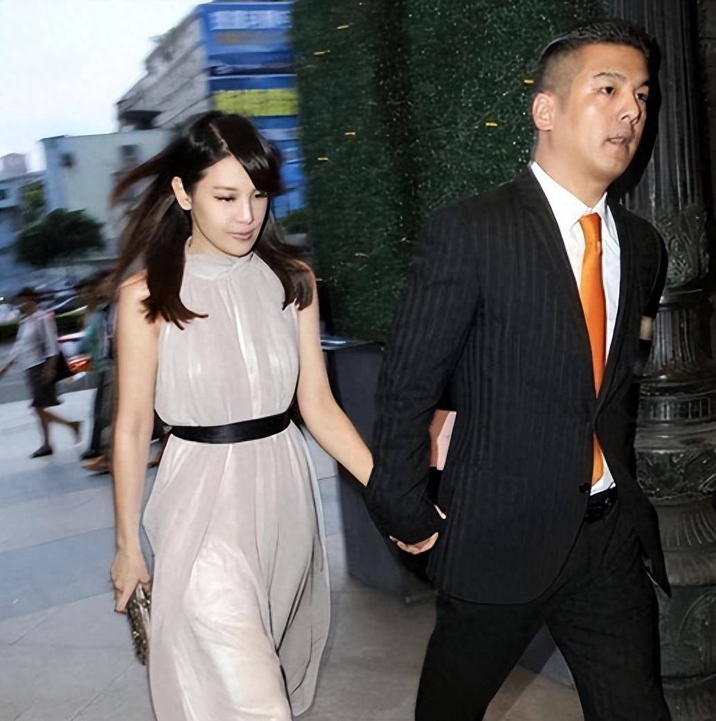 "富豪前夫"孙志浩:辜负了前妻贾静雯,如今把现任妻子宠成公主_孙文琪