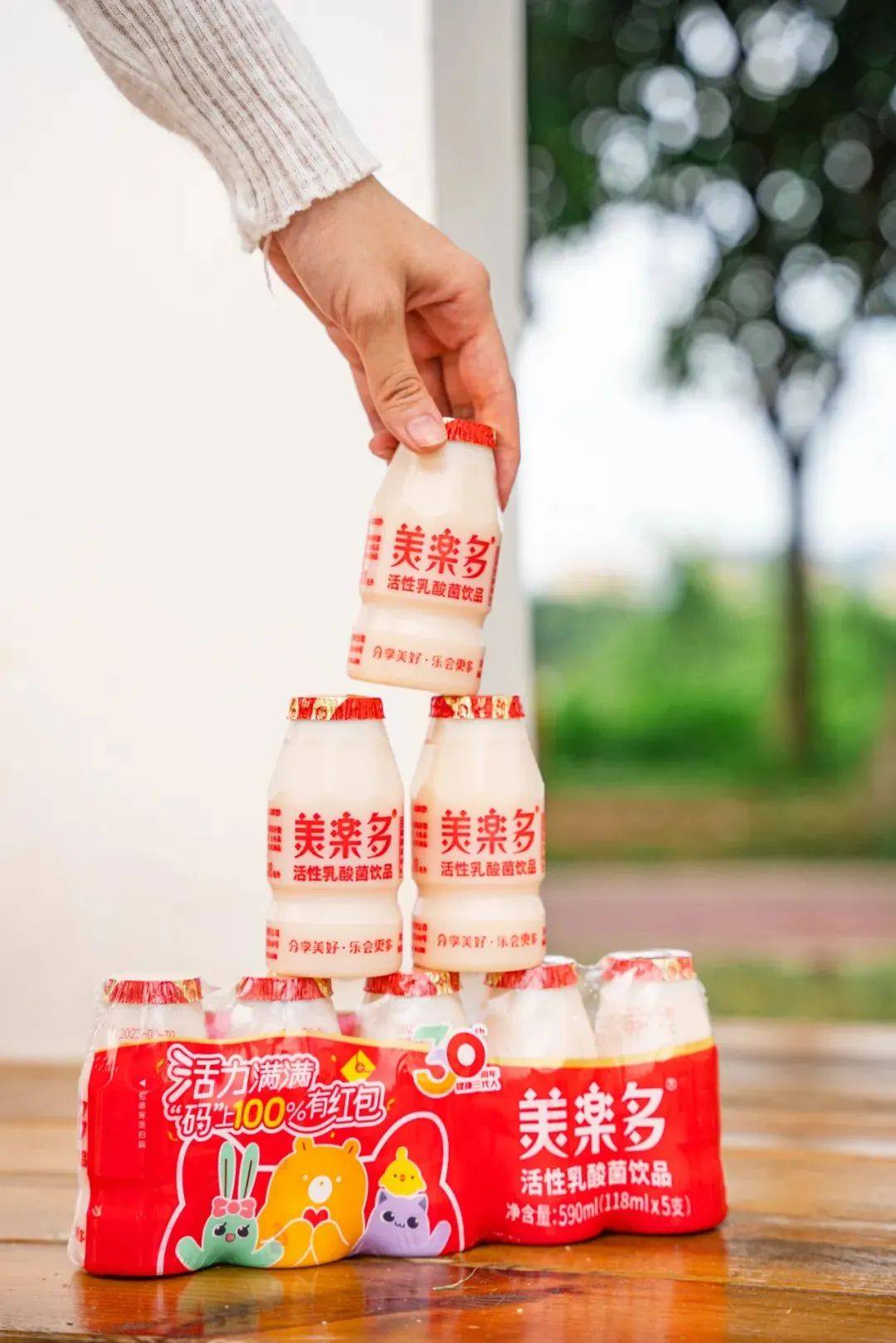 作为30年的中国民族品牌,每1瓶美乐多里有118亿活性益生菌,让肠道活力