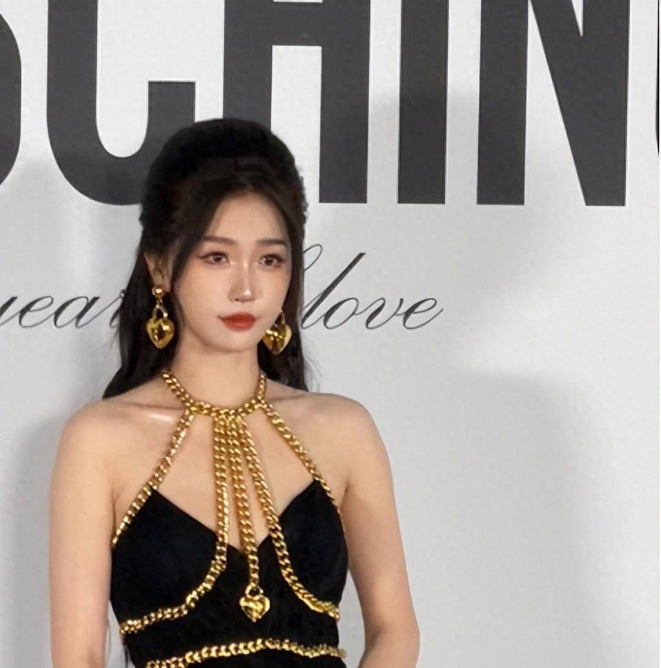 虞书欣米兰时装周生图来了,高颅顶显脸小,比老外还白一个色号_皮肤