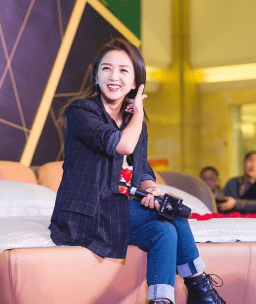 35岁何洁出现在商演,身材略显臃肿似又发福,曾为漂亮饿到胃痉挛_孩子