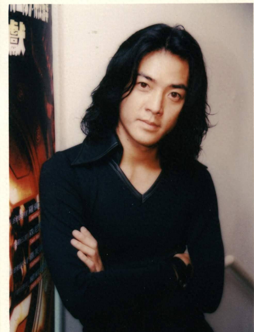 "退休"久居日本,状态越来越差,55岁的郑伊健背后资产可不简单_孟嘉_陈