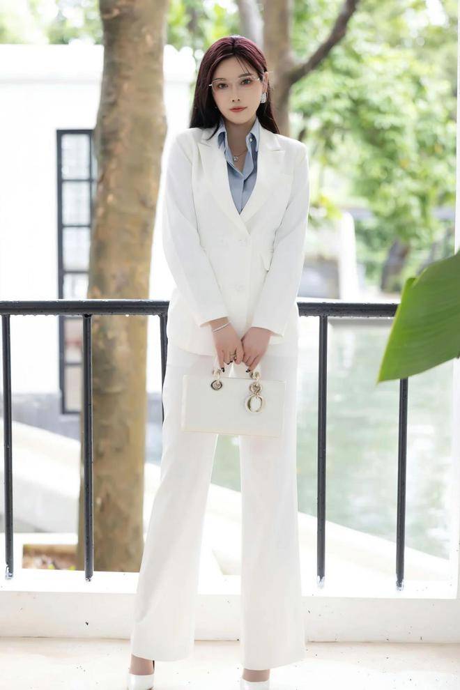 职场女神范儿尽显:杨晨晨白色西装搭高跟鞋,性感裤里丝时尚大方
