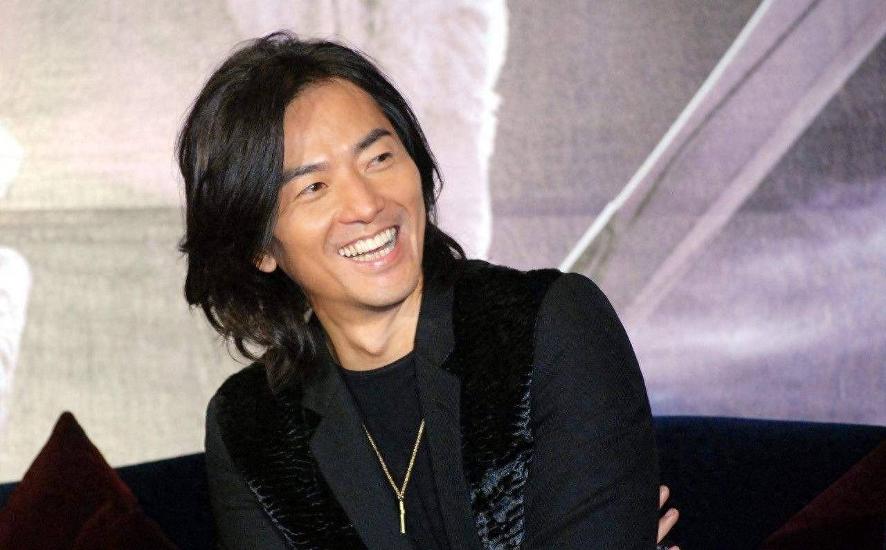 "退休"久居日本,状态越来越差,55岁的郑伊健背后资产可不简单_孟嘉_陈