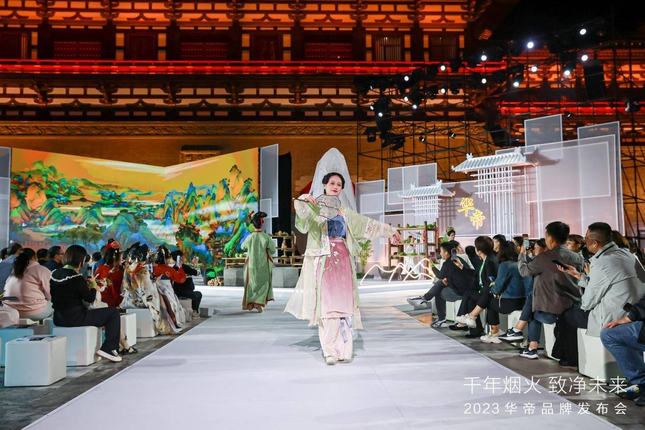 “净洁厨房”亮相华帝2023品牌发布会 穿越千年烟火 致净未来厨房-家电圈官网