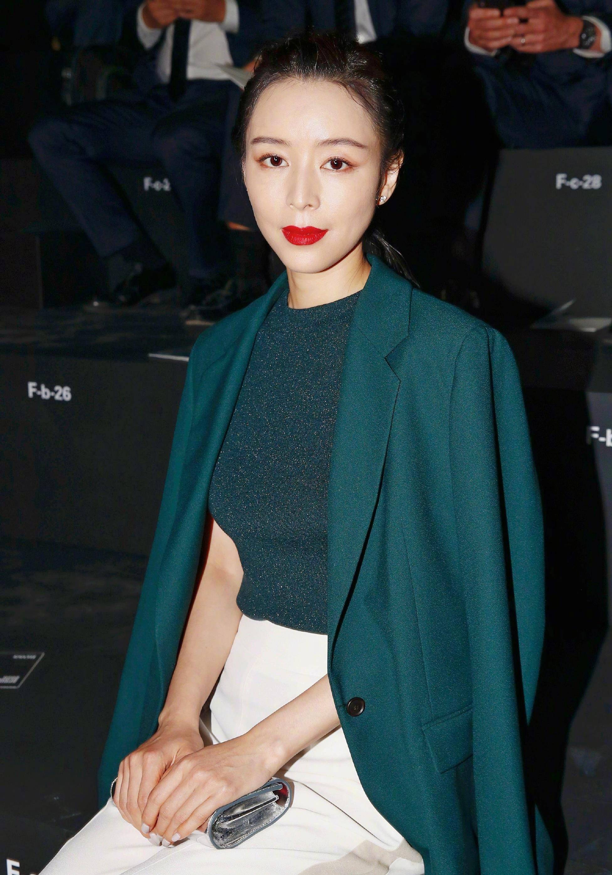 40岁穿得像20岁,张静初的打扮"小心机",原来是靠这个!_身材_裙子_时尚