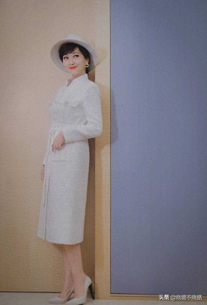 看了赵雅芝的穿搭,才发现:60岁女人穿花花绿绿,不俗气反而时髦_效果