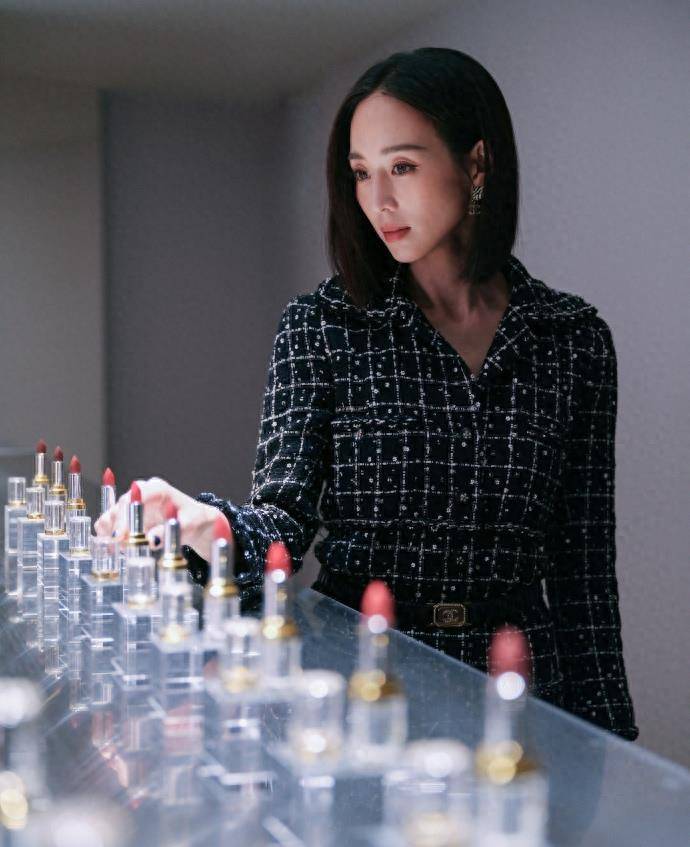 "张钧甯参观香奈儿展览:展现知性大度和非凡魅力"_照片_人们_风衣