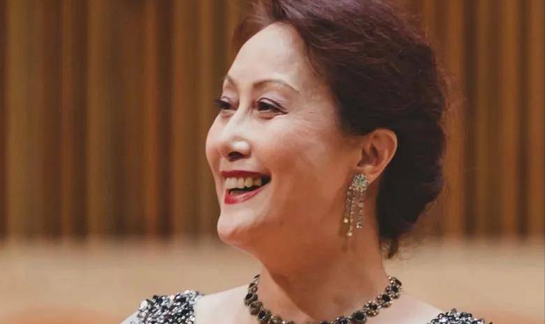 他的妻子蒋英是中国最杰出的女声乐教育家和享誉世界的女高音歌唱家