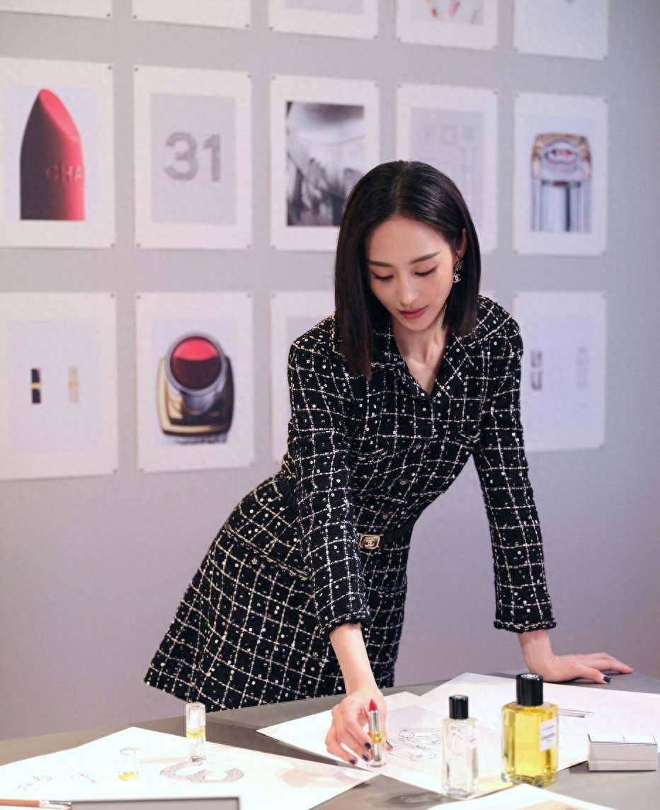 "张钧甯参观香奈儿展览:展现知性大度和非凡魅力"_照片_人们_风衣