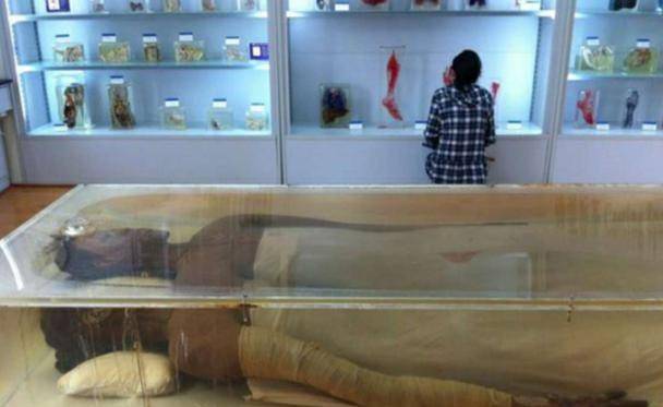 1982年,中国第一女巨人曾金莲去世,为何遗体38年还不下葬?