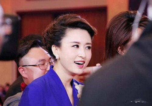 她27岁成为电视主持,后嫁大二十岁富豪,今40岁像"逆生长"_张蕾_张磊