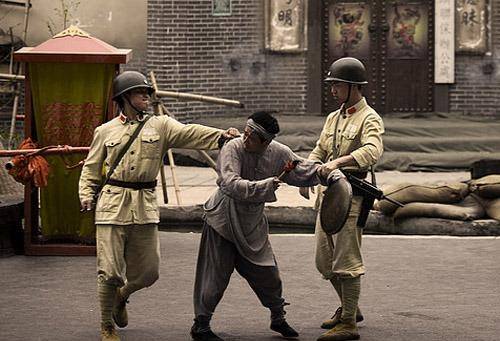 1948年,在陈训杨的父亲去世后不久,一群国民党的士兵又来到村里抓壮丁