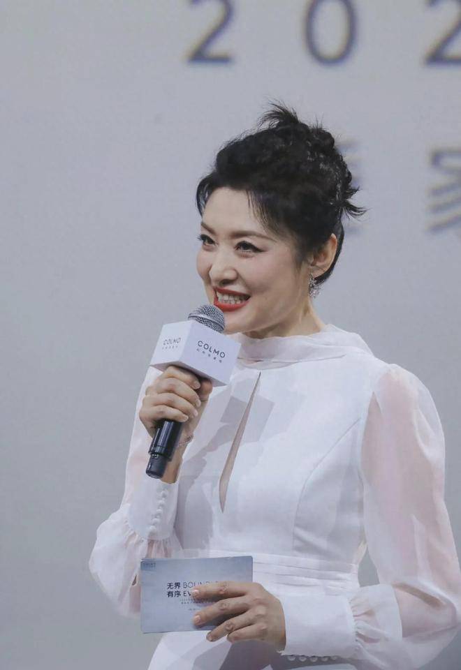 美女主持人周涛白衣飘飘,如茉莉花般仙香盛开!