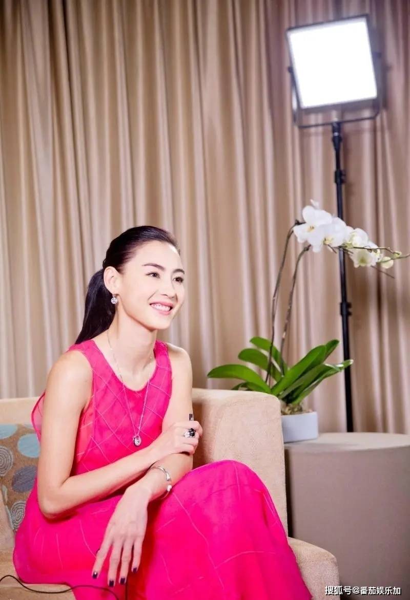 但事实恰恰相仿,张柏芝表白的对象不是三胎父亲,而是伟大的祖国.