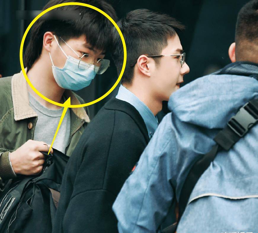 王一博戴眼镜录制好绝,生图曝光后,男助理的颜值却丝毫不输_造型_后脑