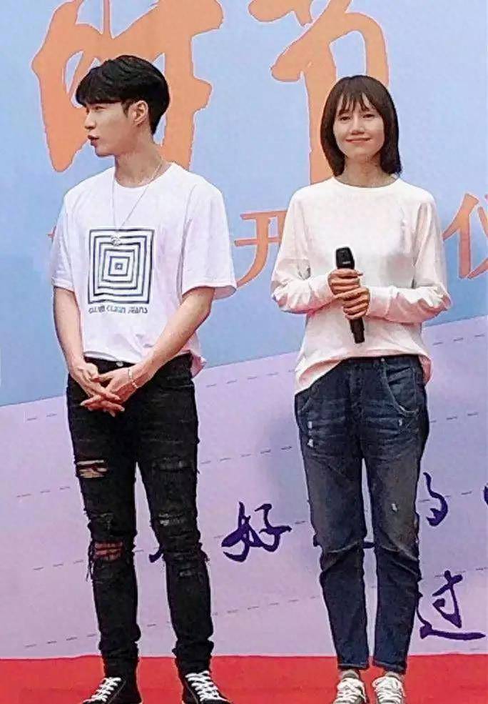 袁泉饱受装年轻的弊端,但穿上花裙却显得老气,陈冲素颜越看越舒服_穿